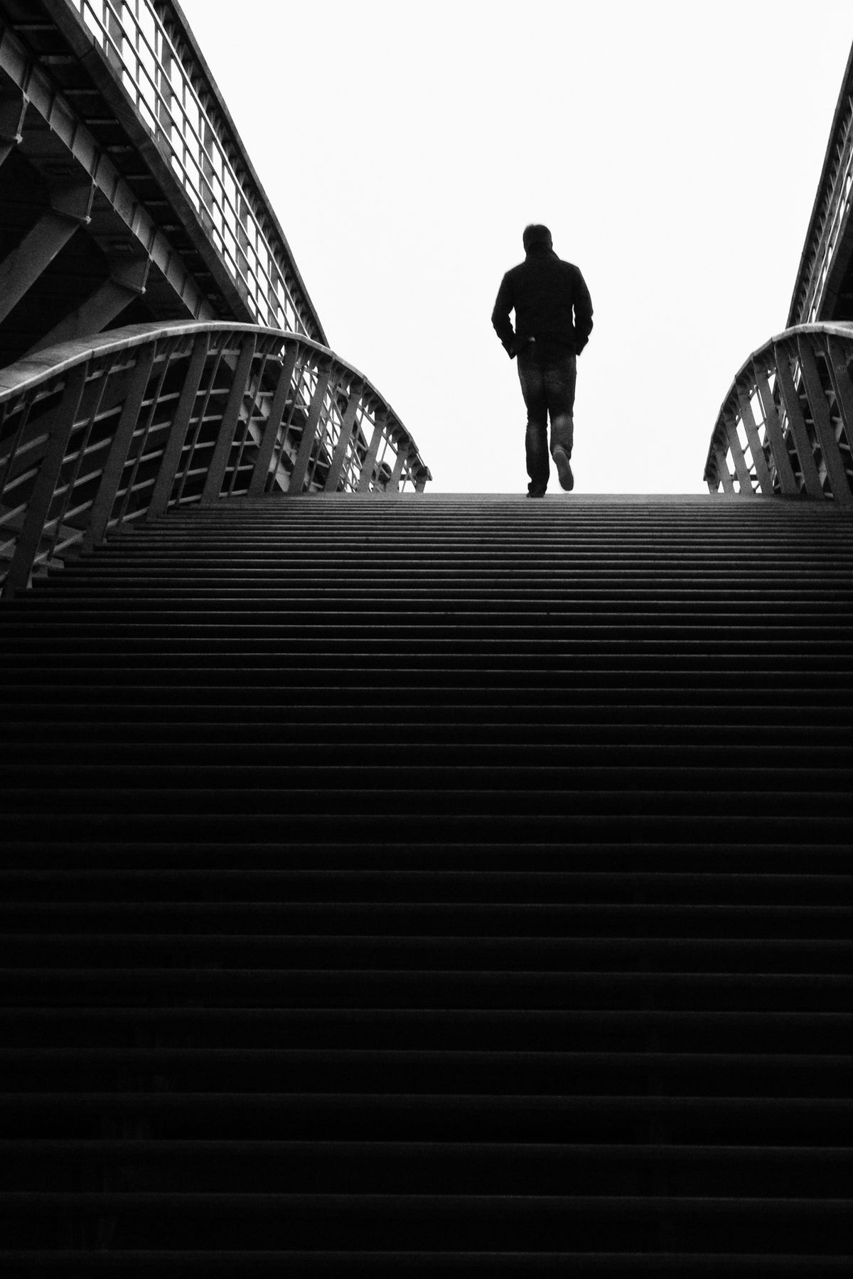 Paris, Passerelle Léopold-Sédar-Senghor par le Port de Tuileries   Pour la petite histoire, j'aime laisser dormir mes fichiers RAW  pour les revisiter des années plus tard avec un nouveau regard, et de nouvelles compétences.   Cette photographie est l'exemple typique de ce procédé créatif de ma part.  Prise en mars 2011 à Paris pour un autre shooting, je la redécouvre ce matin. 