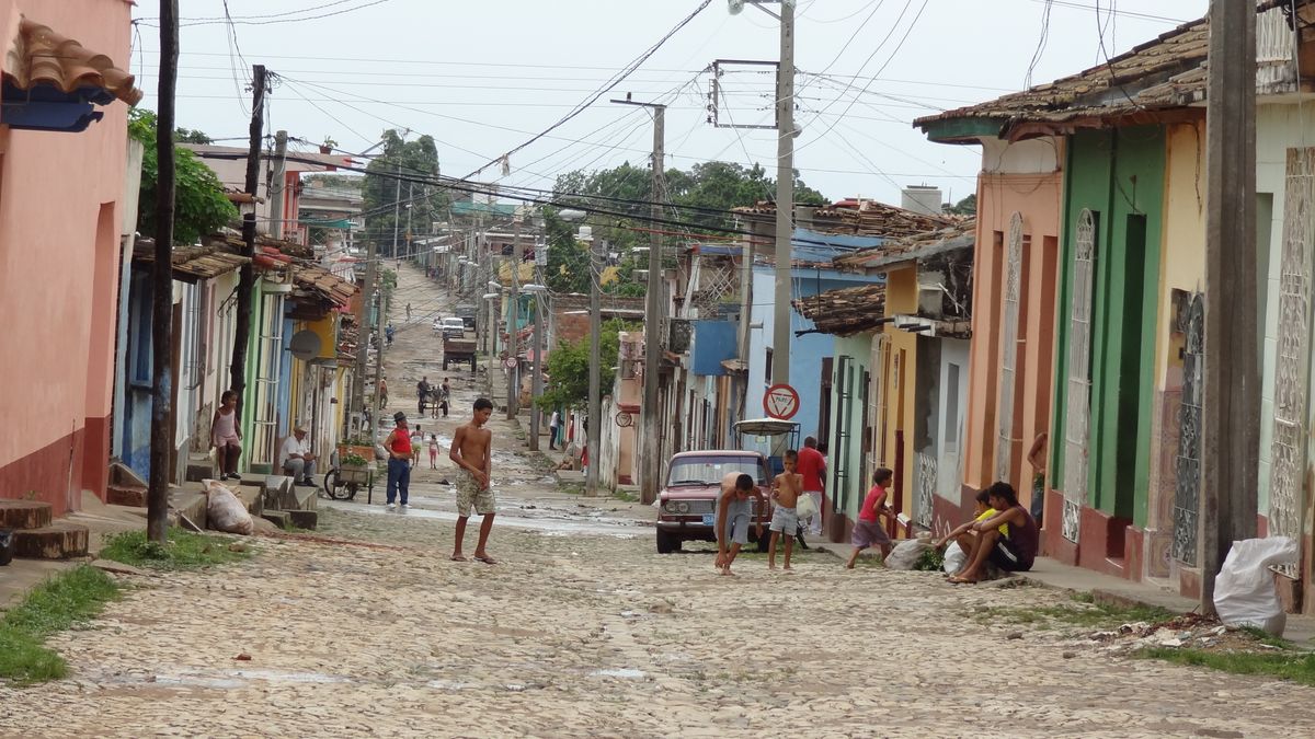 Deze foto is gemaakt in het stadje Trinidad op Cuba. In deze foto staat voor mij het échte Cuba centraal. Niet het Cuba zoals de meeste mensen het kennen, sigaren, rum en prachtige oldtimers. Armoede, kleine huisjes, slechte wegen en veel op staat is het leven van een Cubaan.