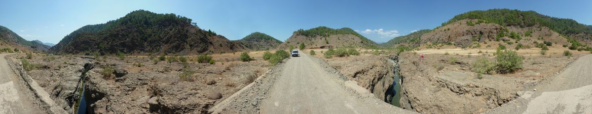 Deze 360 graden panoramafoto is gemaakt bij de Dalamanrivier in Turkije. Als het goed is kun je hier nu alleen nog maar zwemmen: dit zou nu een stuwmeer moeten zijn.