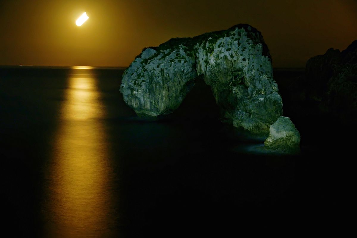 Fotogtafia, realizada en la costa de Llanes (Asturias) iluminada con linterna led.