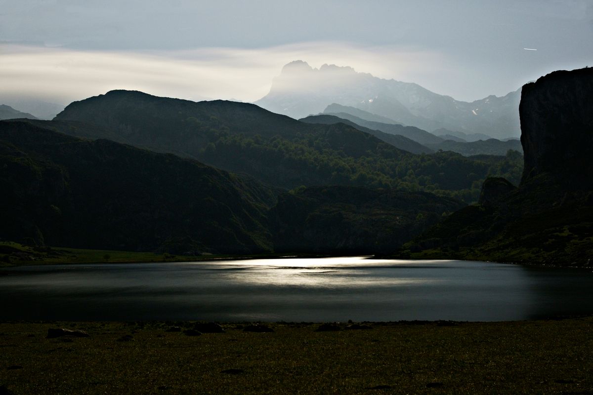 Fotografía, realizada en el Parque Nacional de los Picos de Europa (Asturias) iluminada con la luz de la Luna llena