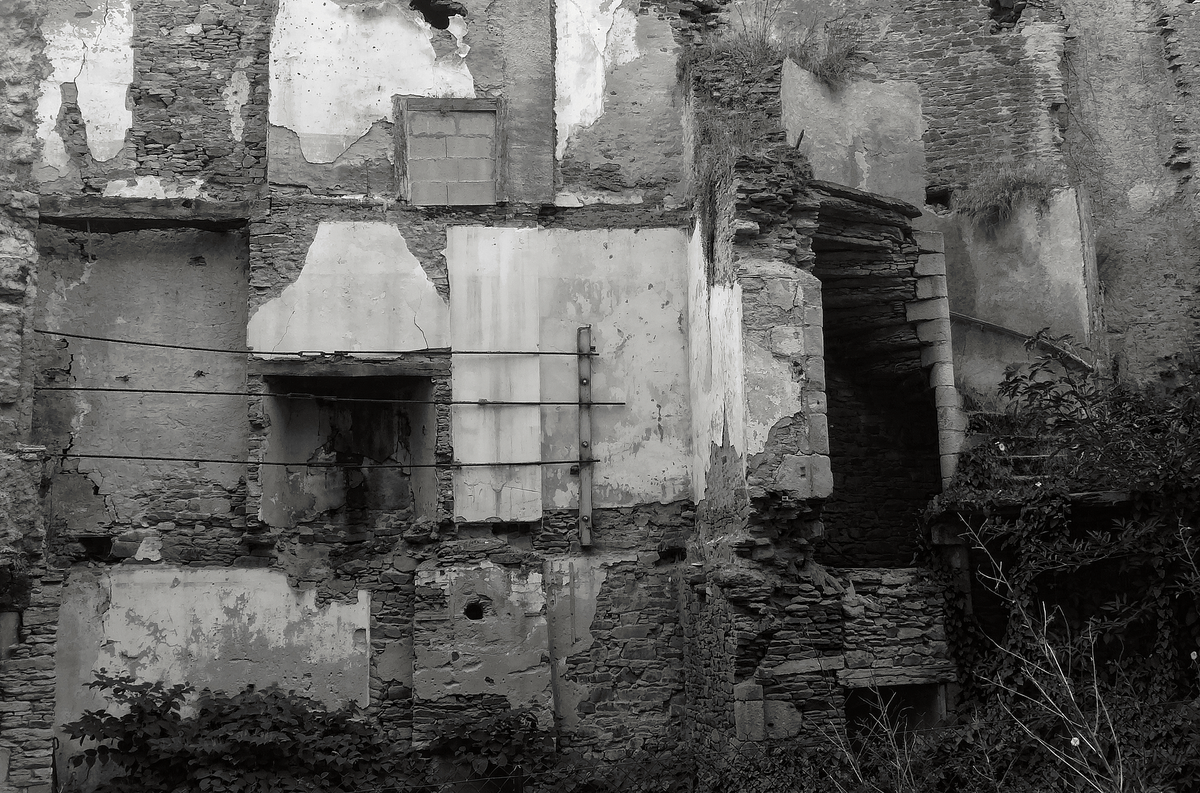 Une maison rasée, les traces d'anciennes pièces à vivre, d'une cheminée, un escalier  s'enfonçant...où ?