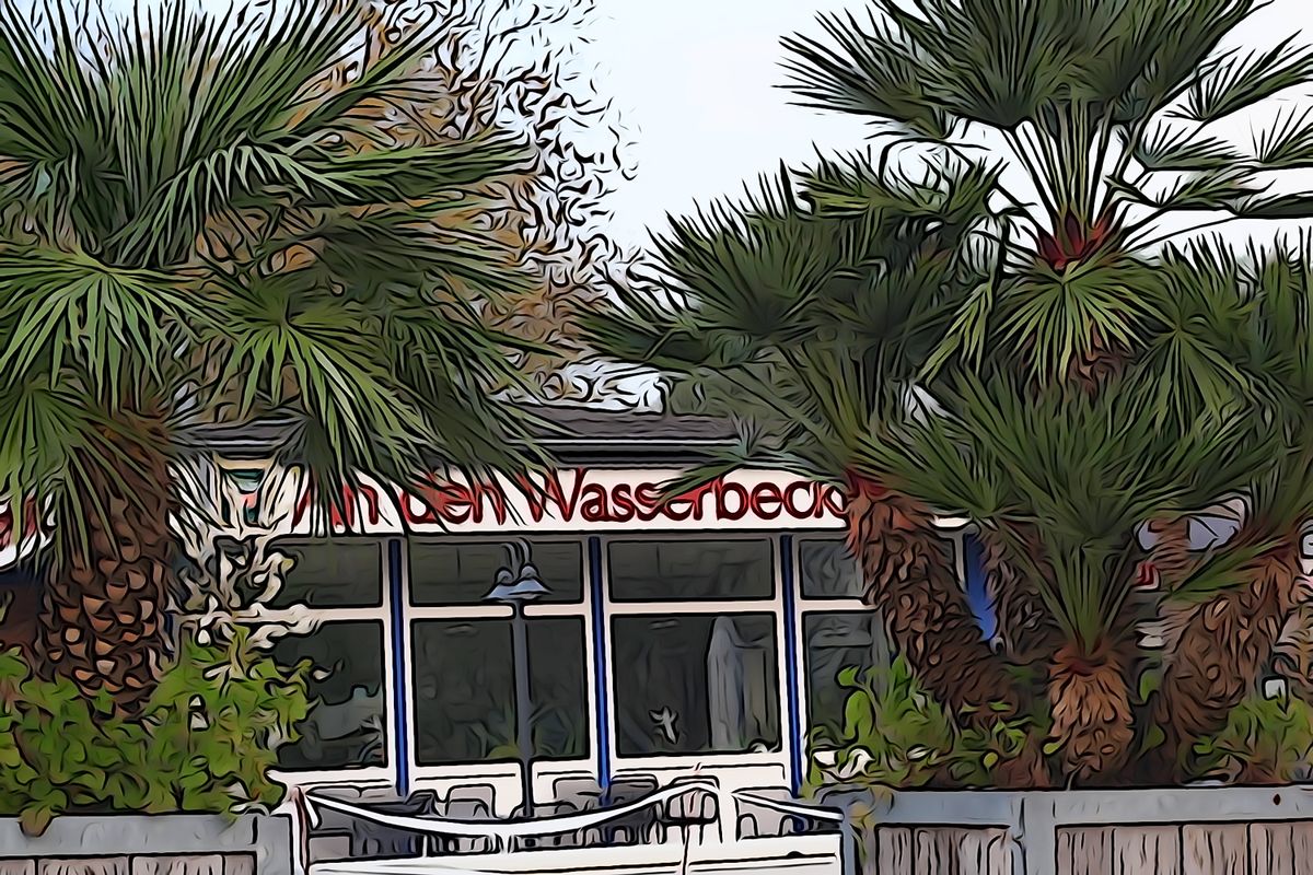 Palmen am geschlossenen Parkcafe