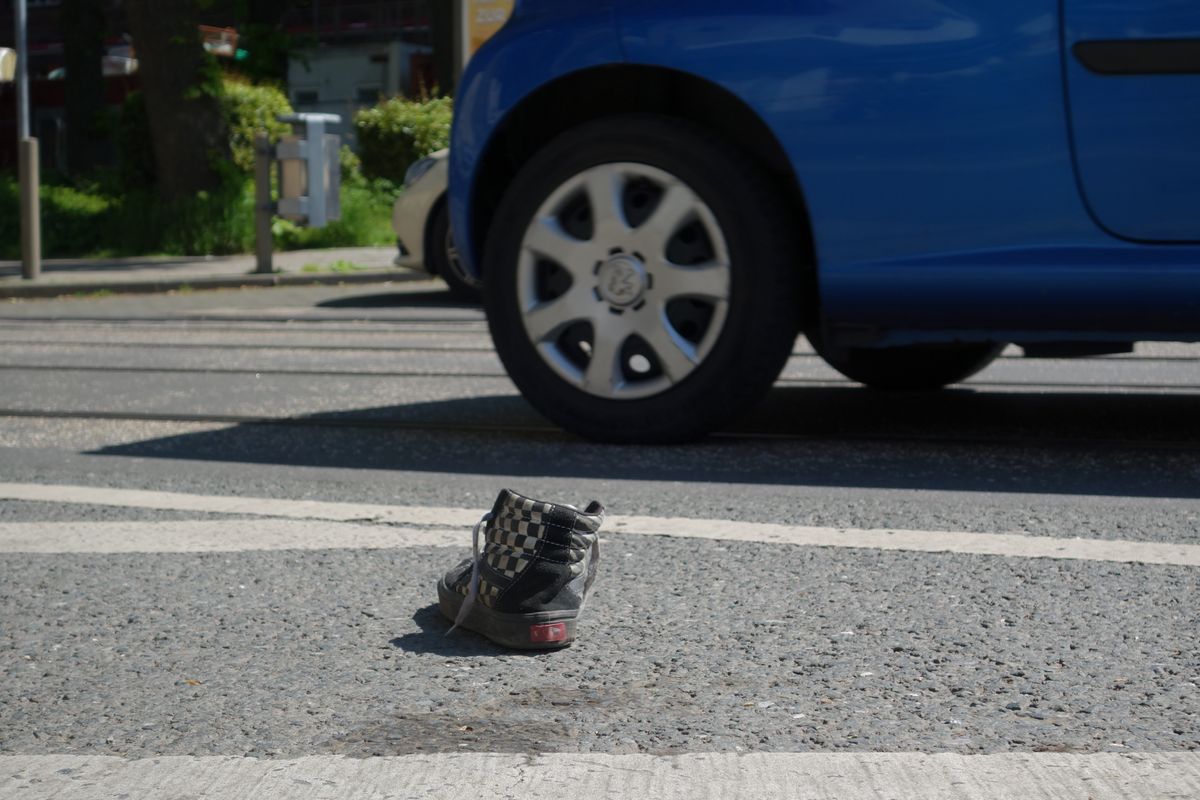 Schuh - Strasse der Stärkere gewinnt